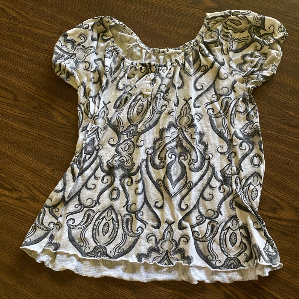 💙Black and white shirt!💙